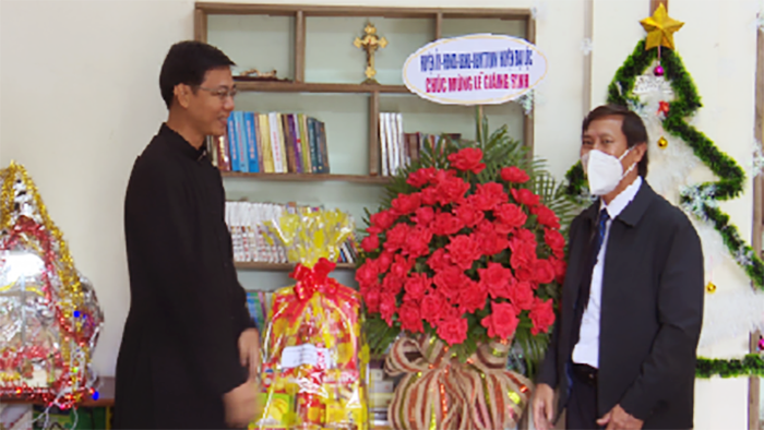 Lãnh đạo UBND huyện Đại Lộc thăm và chúc mừng Lễ Giáng sinh