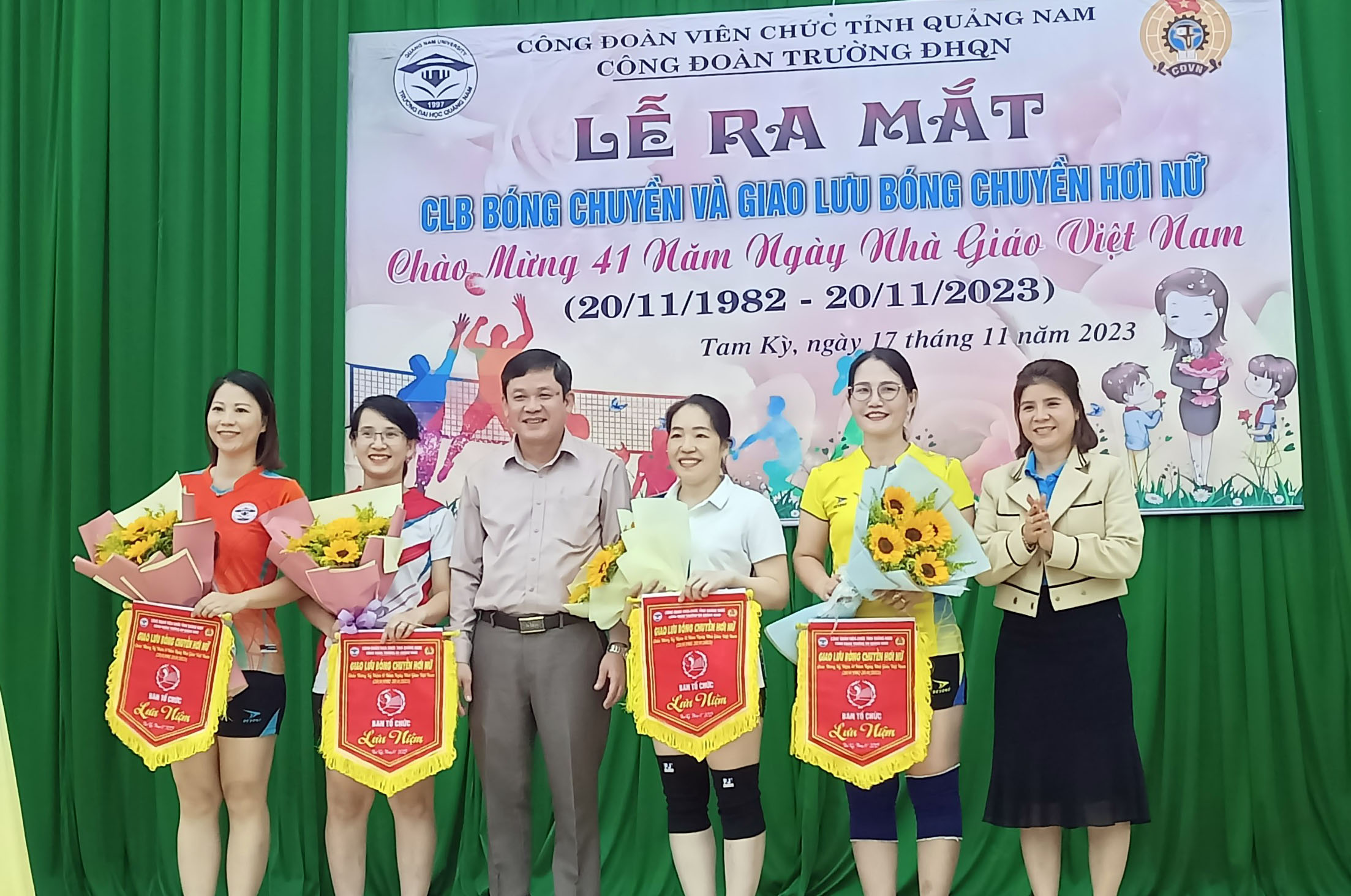 Giải bóng chuyền hơi giao hữu chào mừng kỷ niệm 41 năm Ngày Nhà giáo Việt Nam